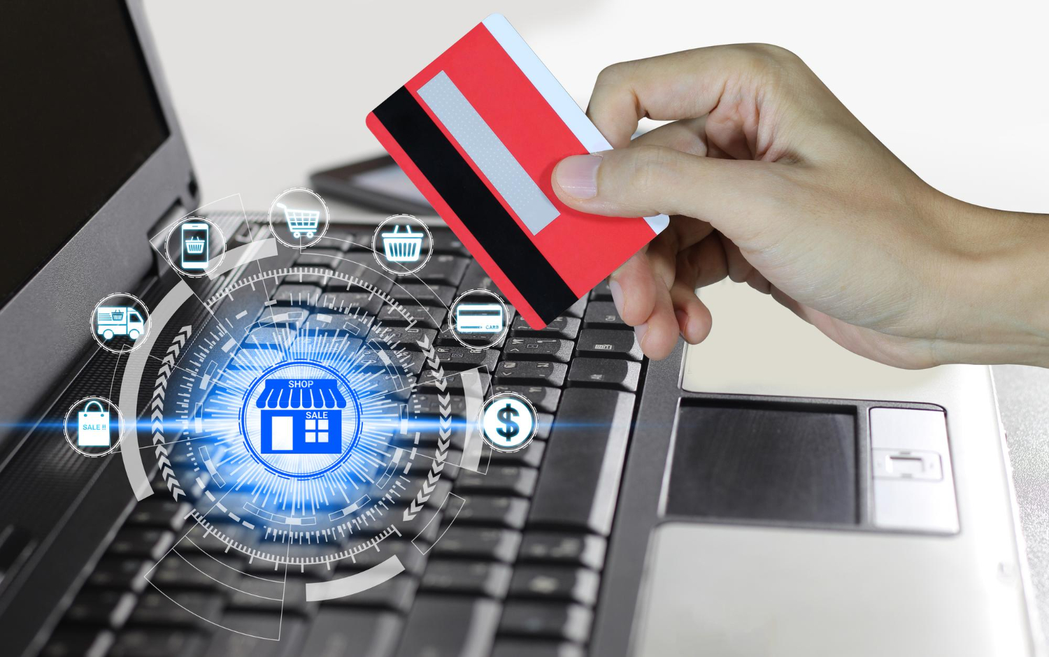 Un chico sostiene una tarjeta bancaria en su mano